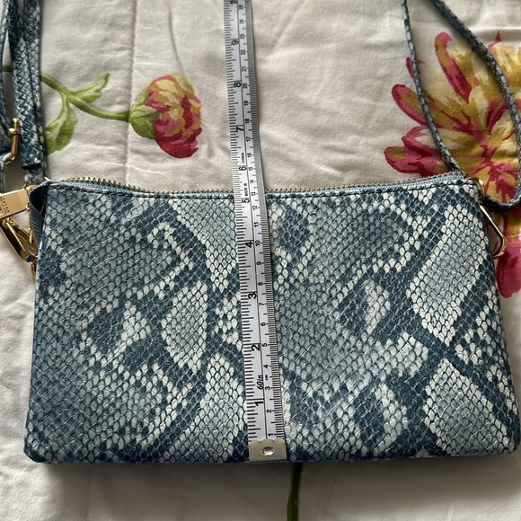 💖New listing! Blue snake skin print crossbody/ wristlet purse. - Picture 11 of 11